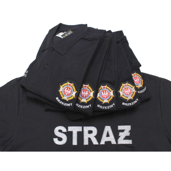 Koszulka strażacka POLO z haftowanym napisem STRAŻ na plecach i logo OSP na piersi, opcje dodatkowej indwidualizacji. Napis straż w szarym kolorze.
