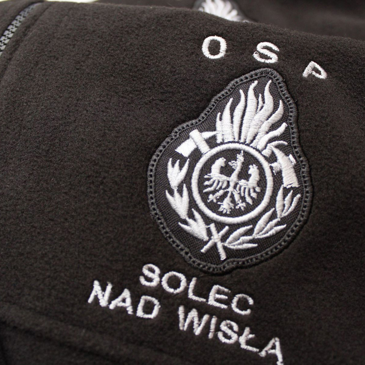 You are currently viewing Koszulki STRAŻ POLO z metalizowanym haftowanym logo dla OSP Sulbiny