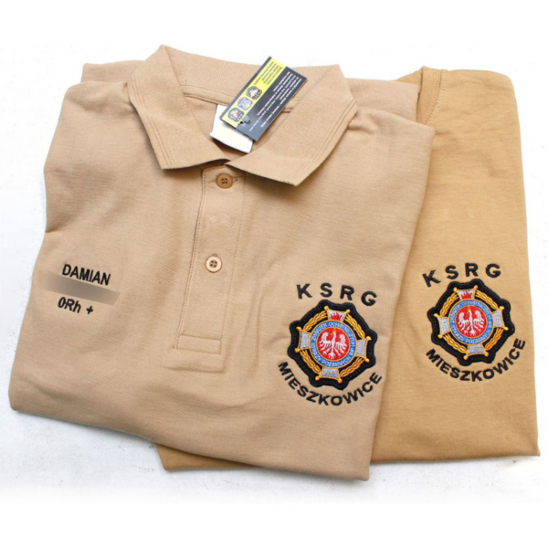 Strażacka koszulka POLO w kolorze piaskowym (beżowy) z haftowanym logo na piersi i napisem straż na plecach. W opcji indywidualne napisy na koszulce.