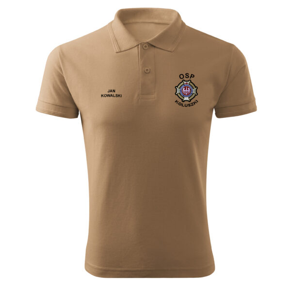 Strażacka koszulka POLO w kolorze piaskowym (beżowy) z haftowanym logo na piersi i napisem straż na plecach. W opcji indywidualne napisy na koszulce.